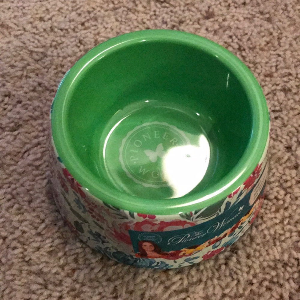 The Pioneer Woman Pet Bowl - Picture 1 of 5